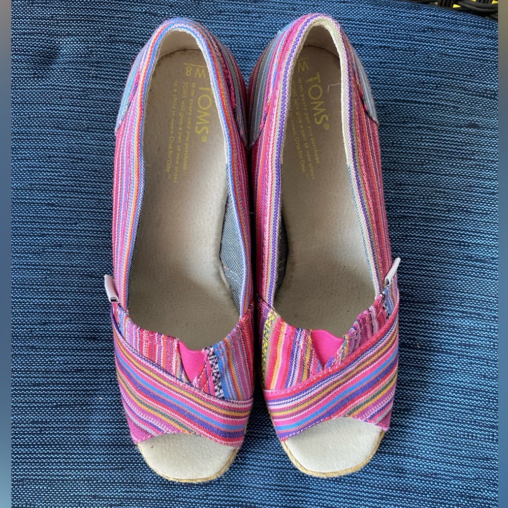 NWOT TOMS multi color Espadrilles Peep Toe Canvas Wedges Sandals Heels size 8